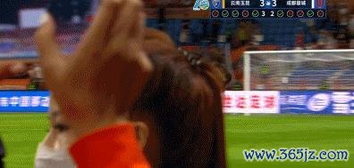 韦世豪又失控！打入点球后怒骂王智峰股票配资经验，被助教“护送”离场 情绪失控引关注