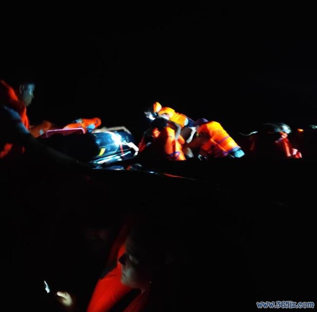 游轮被击沉游客漂流数小时:有人吓吐 巨浪致船体受损进水