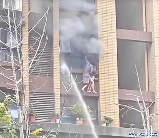 连云港消防回应火灾母女坠楼