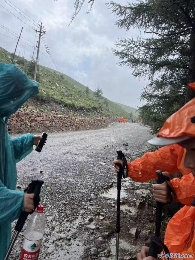 五台山多名驴友被雷劈？管委会回应 正在调查并发布公告