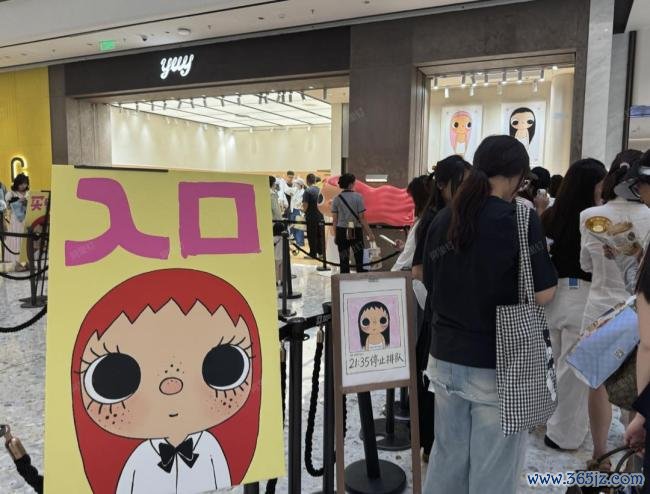 “丑萌”女孩成商场“爆单王”